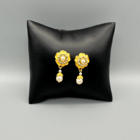 LIZ CLAIBORNE Gold-Tone Faux Pearl Flower Dangle Drop Pierced Earrings EUC - Picture 3 of 7